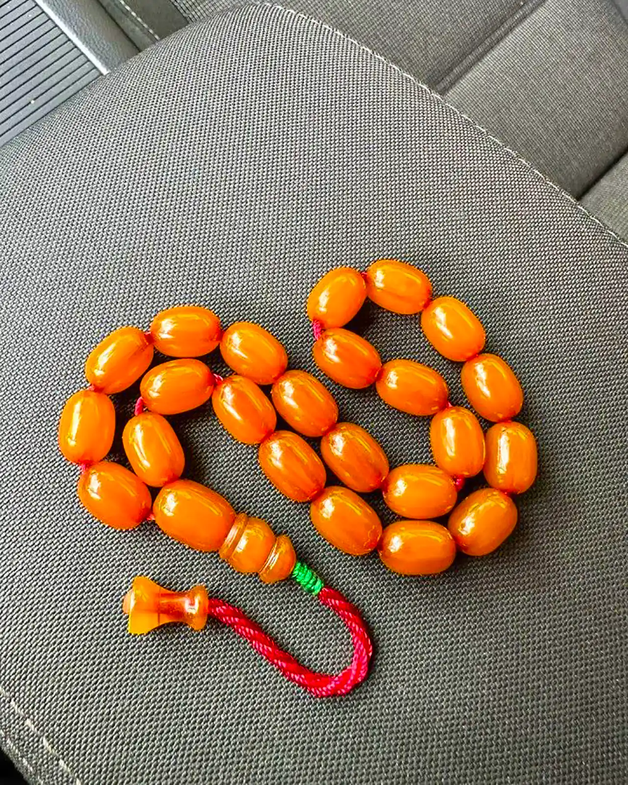 تسبیح سنگی کهربائی