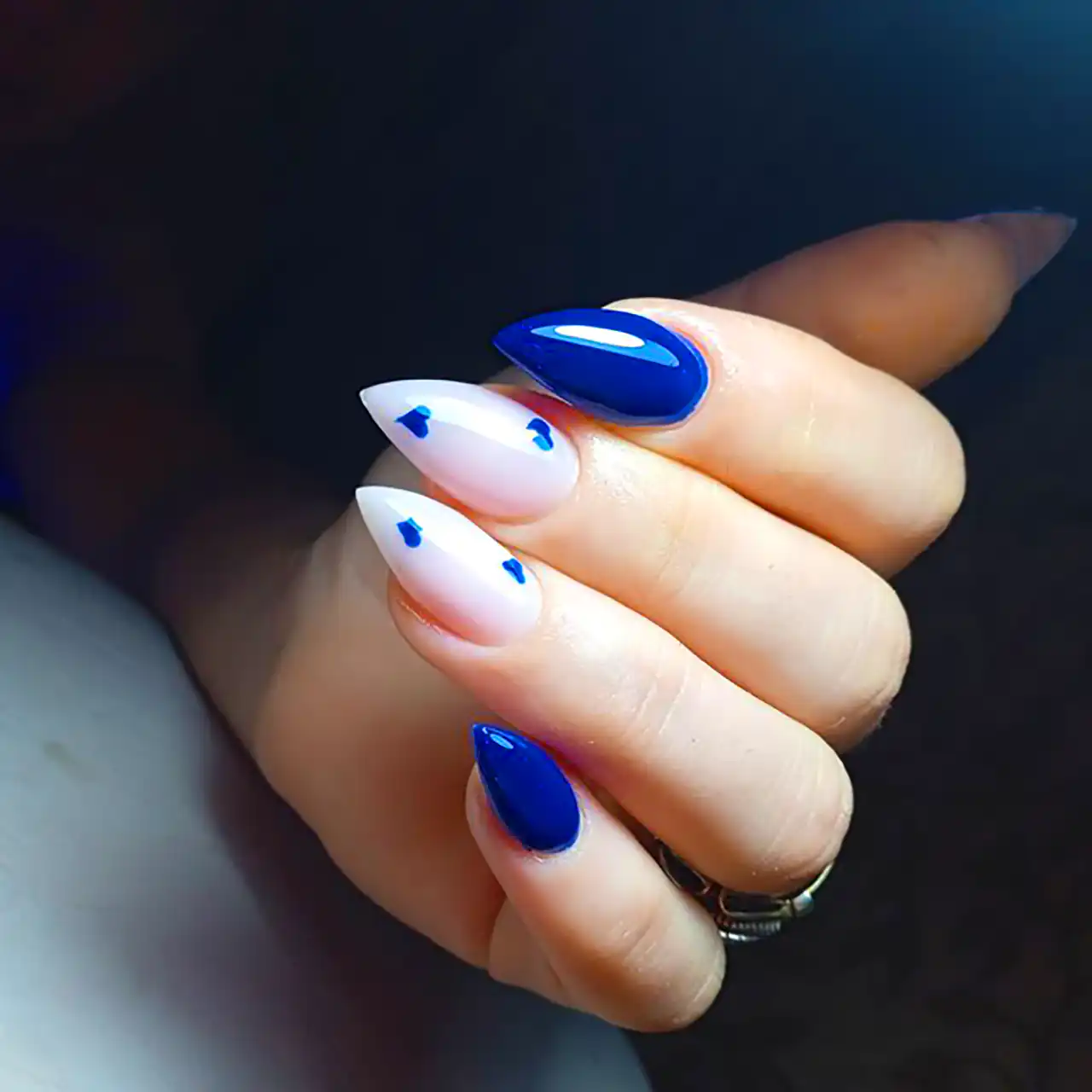 طرح ناخن شیک آبی کاربنی 