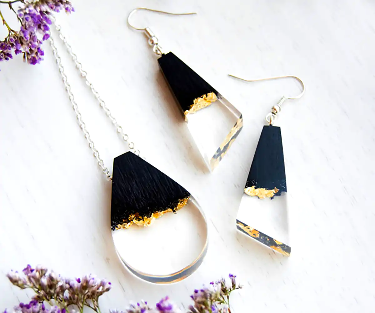 زیورآلات رزینی مشکی