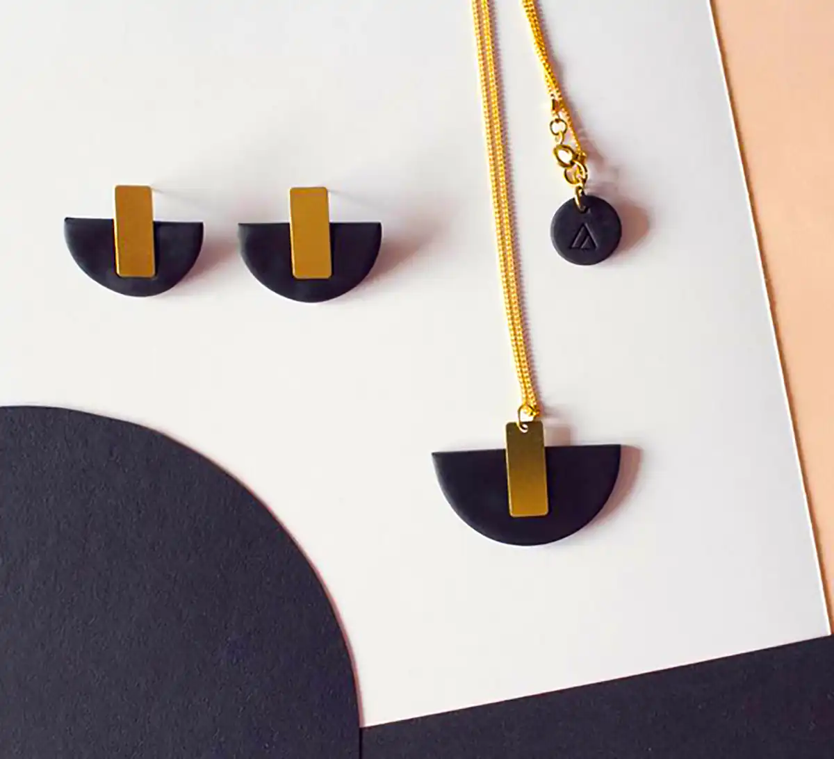 زیورآلات رزینی مشکی